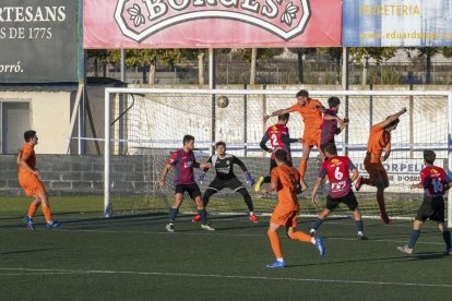 Una acción del partido de ayer de disputa de un balón aéreo en una de las áreas.