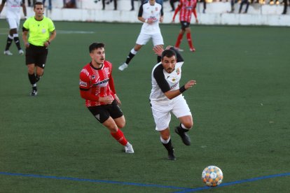 Un jugador del Borges se escapa con velocidad con el balón perseguido por un rival.