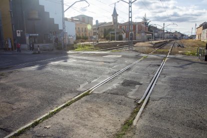 El estado actual del firme del paso a nivel de la C-14 en Tàrrega.