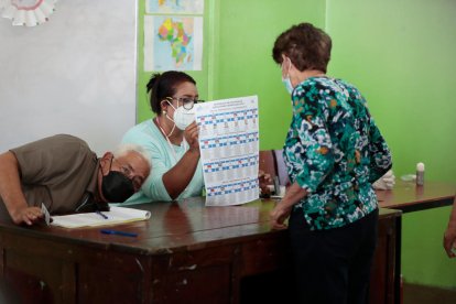 Una dona vota a les eleccions presidencials a Managua.