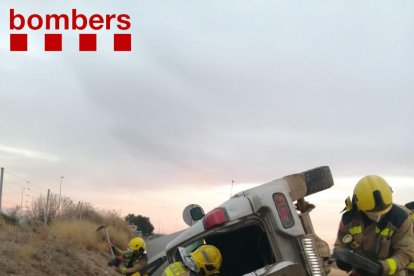 Aparatoso vuelco de un todoterreno junto a la A-22 en Lleida