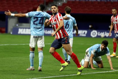 Luis Suárez celebra uno de los dos goles que marcó ayer.