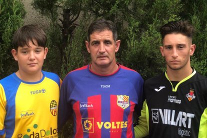 Josep Maria Casals, con sus hijos Miquel (izquierda) y Joel (derecha), también futbolistas.