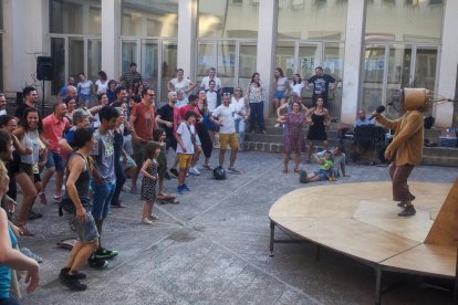 El ensayo abierto, el último antes del certamen, tuvo lugar ayer en el claustro de la Escola Ondara.