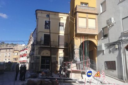 Las obras en la columna del arco de entrada a la antigua judería se están finalizando.