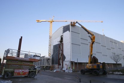 La constructora de l’edifici Covid de l’Arnau ultima els treballs per instal·lar la passarel·la que el comunicarà amb l’actual hospital.