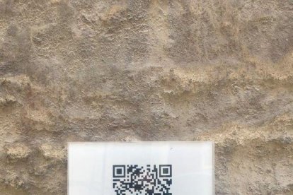 Una de les indicacions amb codi QR per a mòbils.