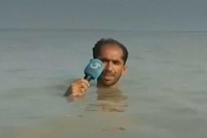 Un reportero con el agua al cuello