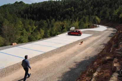 L’alcalde, Antoni Reig, a la primera de les tres àrees de pàrquing a la zona dels gorgs del riu Rialb.