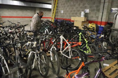 Imatge de l’exposició de bicis a la comissaria dels Mossos.