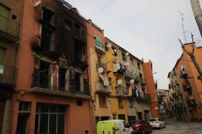 Estat en el qual va quedar l’immoble després de l’incendi, que es va produir de matinada.