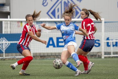 Natàlia, durante un partido ante el Atlético de Madrid B.