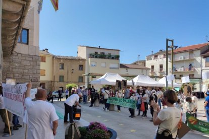 Lectura del manifest per un canvi de model energètic davant de l’ajuntament d’Isona.