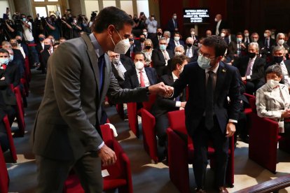 El president Pere Aragonès y Pedro Sánchez, jefe del Ejecutivo español, ayer, en un acto de Foment del Treball en Barcelona.