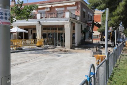 Las obras en la plaza del ayuntamiento de Mequinensa.