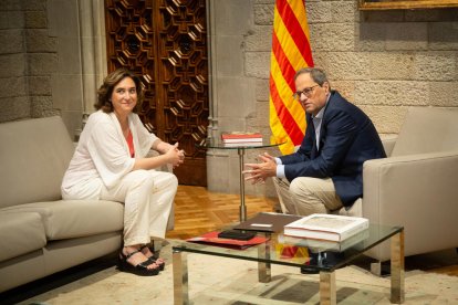 Ada Colau y Quim Torra durante su reunión, ayer.