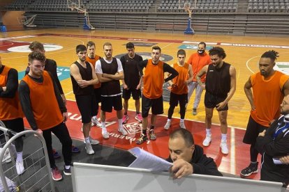 El tècnic Gustavo Aranzana dona instruccions als jugadors durant l’entrenament.