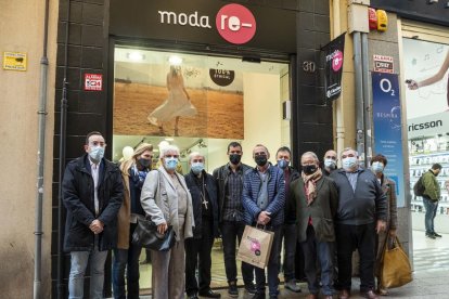 Autoridades y responsables de Cáritas, delante de la nueva tienda de la cadena de Moda Re, de Cáritas, en pleno Eje Comercial.