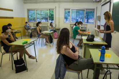 Alumnos haciendo la selectividad el año pasado en Tàrrega.