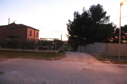 El camino de tierra de acceso a las dos viviendas sale de la calle Antic Camí del Murri, en Ciutat Jardí. 