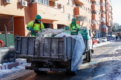 Empleats de la neteja llancen sal a les vies a Valdemoro.