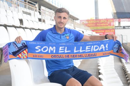 Colau (esquerra) i Arnau Gaixas (dreta) mostrant una bufanda del Lleida durant la presentació, ahir, com a futbolistes blaus.