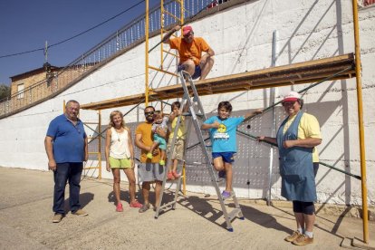 Preparativos en Les Oluges para hacer el mural sobre la mujer rural