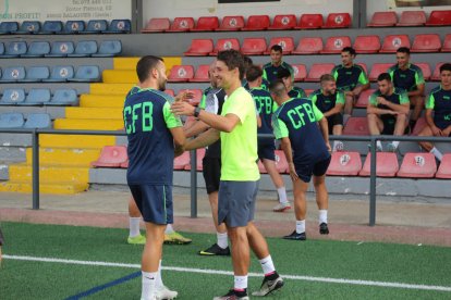 Bojan, que tras dejar el Montreal se entrenó con el Balaguer, acudió ayer a despedir al equipo.