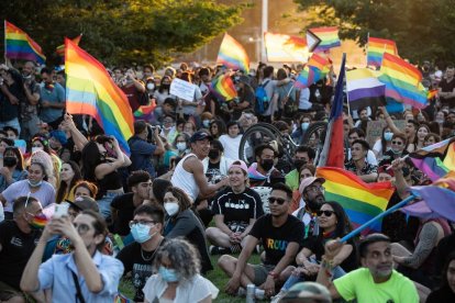 Chilenos celebran la legalización del matrimonio igualitario.