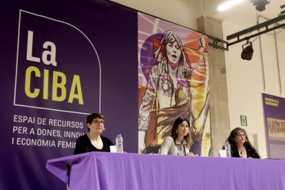 La brecha digital entre hombres y mujeres se traslada a los usos de internet, según un estudio de la CIBA