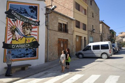 Imatge del mural amb el refrany “Sembla que vinguis d’Arbeca”, obra de l’artista Ivan Egea.