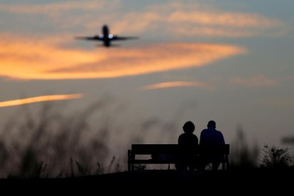 Una pareja de jubilados mira el atardecer desde un banco, en una imagen de archivo.