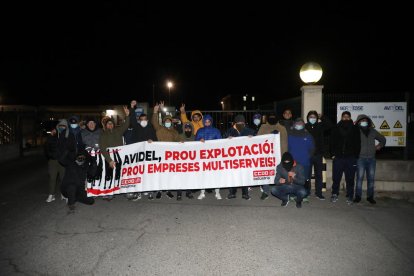 Trabajadores concentrados ayer en la puerta de la empresa.