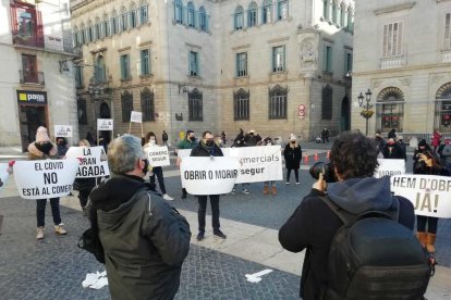 Un moment de la concentració d'aquest dimecres a la plaça Sant Jaume.