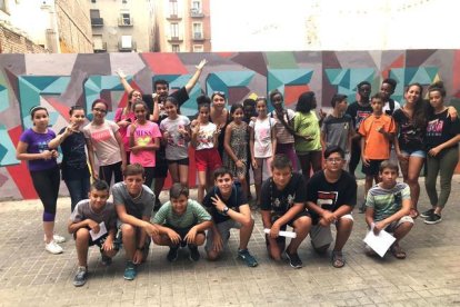 Niños y jóvenes leridanos pintan un mural sobre el respeto a la avenida de Blondel