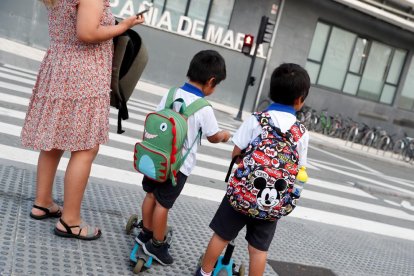 Dos niños acuden a su centro escolar.