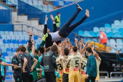 Vicente Moreno, tècnic de l’Espanyol, és mantejat pels futbolistes de l’equip.