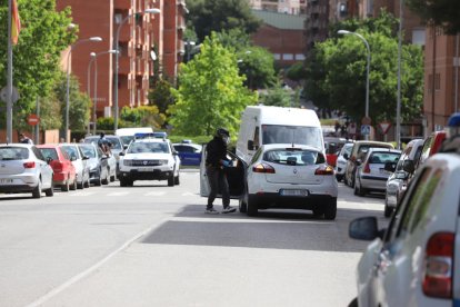 Un mosso del Tedax inspecciona el cotxe de l’home després detenir-lo pel tiroteig del 10 de maig.