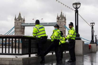 Policies britànics observen el pont de Londres.