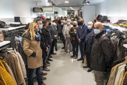 L’acte inaugural de la botiga de roba de segona mà Moda Re- al carrer Sant Antoni de Lleida.