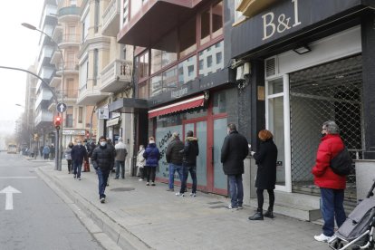 Imatge d'arxiu de cues per comprar loteria de Nadal en una administració de Lleida.