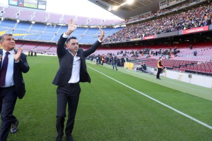 Xavi saluda els 10.000 aficionats que hi van anar.