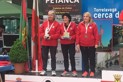 Pilar Pelegrí, al centre, al costat de les germanes saragossanes Tere i Merche Luquín.