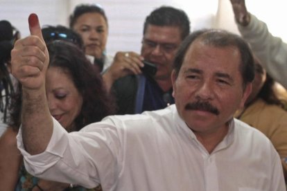 Daniel Ortega saluda després de votar a les eleccions.