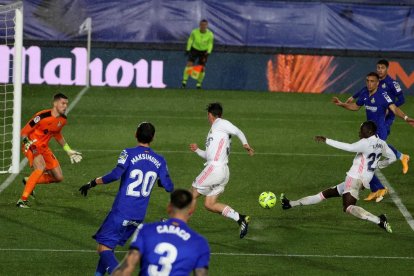 Mendy va marcar el segon gol del Reial Madrid amb aquesta rematada.