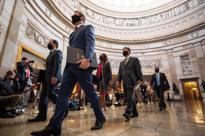 Diversos senadors a l’arribar ahir a la Cambra per al judici polític.