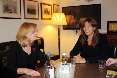 Borràs i la vicepresidenta del Parlament britànic, Eleanor Laing.