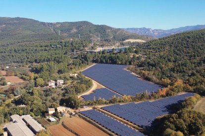 Instalación de paneles solares en el municipio de Talarn.