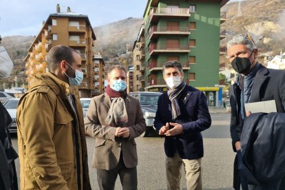 El vicepresident de Polítiques Digitals i Territori, Jordi Puigneró, acompanyat del delegat a l'Alt Pirineu, Ricard Pérez i l'alcalde de Sort, Baldo Farré.