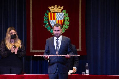 El socialista Rubén Guijarro, recogiendo ayer la vara de mando de Badalona.